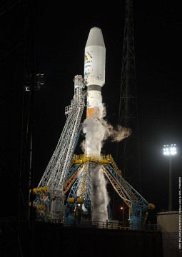 The gantry slides back and frees the pad for Soyouz launch © CNES 2011